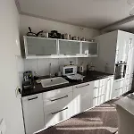 Moebelierte 3-zm-wohnung Mit Luxurioeser Innenausstattung In Zentrum Apartman