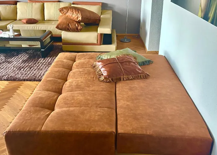 Moebelierte 3-zm-wohnung Mit Luxurioeser Innenausstattung In Zentrum *