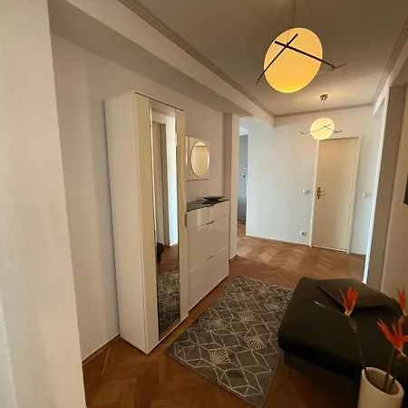 Moebelierte 3-zm-wohnung Mit Luxurioeser Innenausstattung In Zentrum Appartement