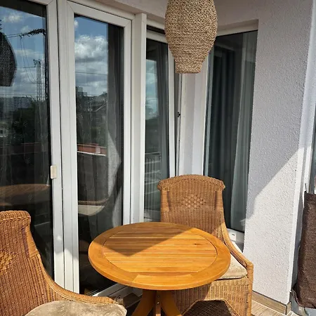 Moebelierte 3-zm-wohnung Mit Luxurioeser Innenausstattung In Zentrum Düsseldorf