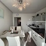 Apartamento Moebelierte 3-zm-wohnung Mit Luxurioeser Innenausstattung In Zentrum