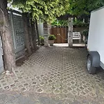 Moebelierte 3-zm-wohnung Mit Luxurioeser Innenausstattung In Zentrum Düsseldorf
