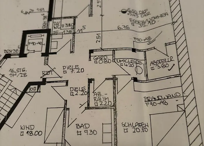Moebelierte 3-zm-wohnung Mit Luxurioeser Innenausstattung In Zentrum